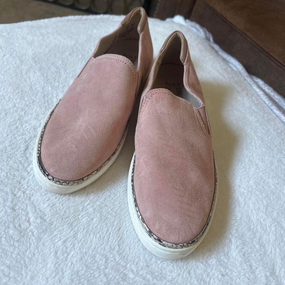 Naturalizer Jade Dusty Rose Pink suede slip-on sneakers white sole snake print 8
